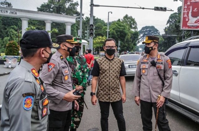 Wali Kota Bogor dan Kapolresta Bogor mengawasi pelaksanaan kebijakan ganjil-genap bagi kendaraan bermotor pada akhir pekan di Kota Bogor. Pemkot Bogor/Antara - Image