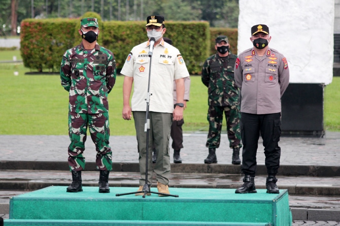 Gubernur DKI Jakarta Anies Baswedan bersama Pangdam Jaya Mayjen TNI Mulyo Aji dan Kapolda Metro Jaya Irjen Fadil Imran memimpin Apel Gelar Pasukan Pengetatan PPKM Mikro wilayah DKI Jakarta di kawasan Monas, Jakarta, Jumat (18/6/2021). Apel Gelar Pasukan y - Image