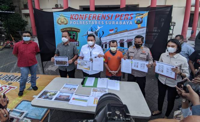 Tersangka DH (tengah) ketika gelar perkara di Polrestabes Surabaya. Rafika Yahya/JawaPos - Image