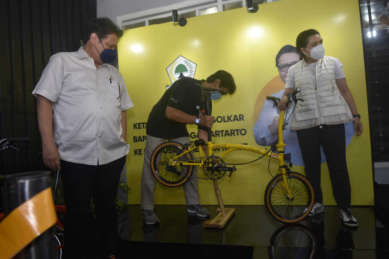 Caption foto: Ketua Umum Partai Golkar, Airlangga Hartarto berkunjung ke pabrik perakitan sepeda Kreuz (foto: istimewa) - Image