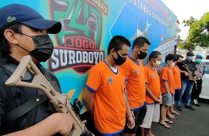 Lima orang pengedar sabu-sabu diamankan di Polrestabes Surabaya. Hanif Nashrullah/Antara - Image
