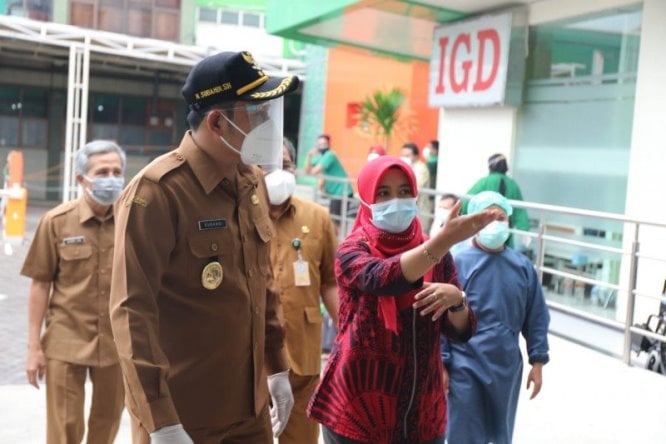 Wabup Sidoarjo Subandi meninjau kesiapan tenda untuk pasien Covid-19 di Sidoarjo. Pemkab Sidoarjo/Antara - Image