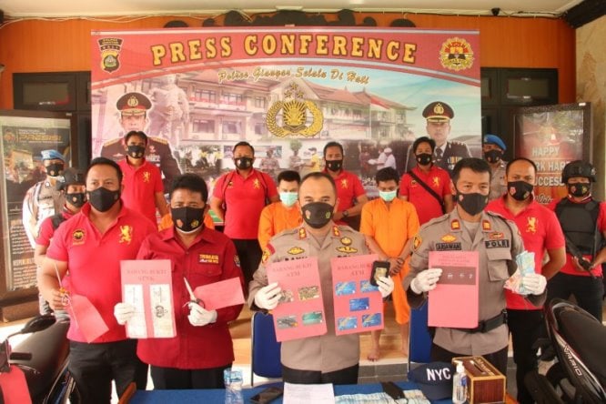 Penangkapan komplotan pembobol ATM di Polres Gianyar, Bali, Senin (28/6). Ayu Khania Pranisitha/Antara - Image