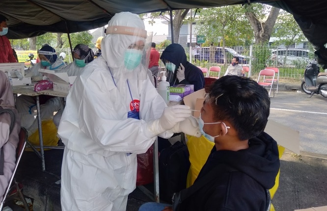 Pelaksanaan swab test di perbatasan Madura dan Surabaya, di Jembatan Suramadu. Rafika Yahya/JawaPos.com - Image