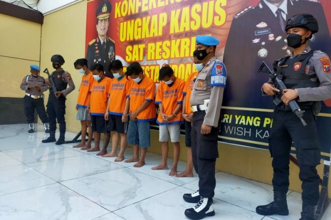 Pelaku penganiayaan anggota TNI AL berhasil ditangkap petugas Polresta Sidoarjo. Indra/Antara - Image