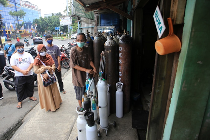 Antrian warga mengisi tabung oksigen di Depo Oxygen Medical di Kawasan Manggarai, Setiabudi, Jakarta Selatan, Selasa (29/6/2021). Permintaan Oxygen Medical meningkatkan seiring meningkatnya kasus positif Covid-19 di Ibukota Jakarta. Foto: Dery Ridwansah/ - Image
