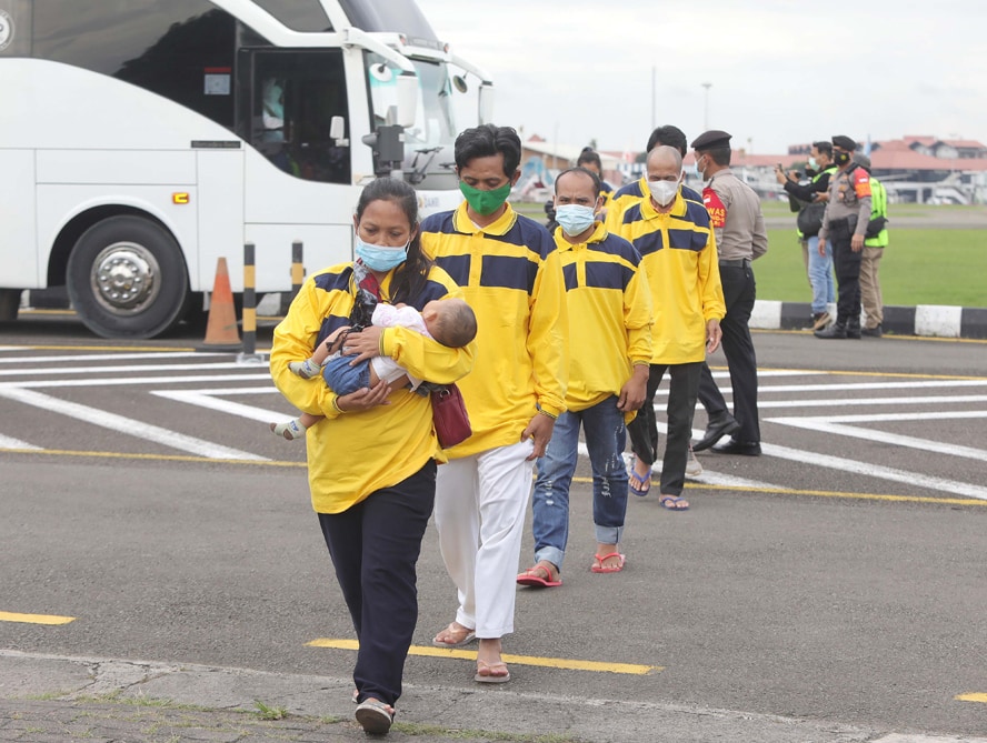 Sebanyak 145 Orang Pekerja Migran Indonesia PMI Bermasalah (PMIB) tiba di Bandara Soekarno Hatta, Jakarta, Kamis (24/6/2021). Mereka merupakan sebahagian dari 7.300 orang yang akan di pulangkan pemerintah Indonesia selama Bulan Juni dan July. FOTO : FEDRI - Image