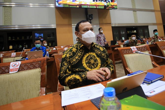 Ketua Komisi Pemberantasan Korupsi (KPK) Firli Bahuri bersiap mengikuti rapat dengar pendapat dengan Komisi III DPR di Kompleks Parlemen, Senayan, Jakarta, Ksmia (3/6/2021). Rapat tersebut membahas Rencana Kerja Pemerintah Kementerian/Lembaga (RKP K/L) da - Image