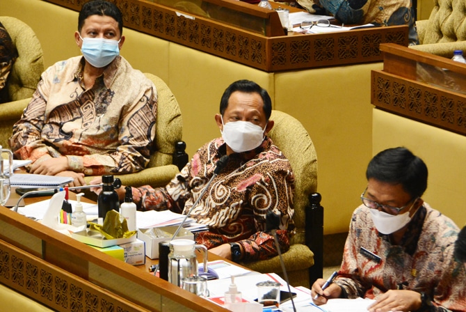 Menteri Dalam Negeri (Mendagri) Tito Karnavian (kanan) mengikuti rapat dengar pendapat dengan Komisi II DPR di Kompleks Parlemen, Senayan, Jakarta, Rabu (9/6/2021). Rapat tersebut membahas evaluasi pelaksanaan anggaran tahun 2021 dan pembicaraan pendahulu - Image