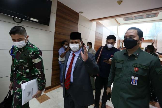 Menhan Prabowo Subianto bersiap mengikuti rapat kerja dengan Komisi I DPR di Kompleks Parlemen, Senayan, Jakarta, Rabu (2/6/2021). Rapat tersebut beragendakan pembahasan anggaran dan rencana pembelian alat utama sistem persenjataan atau alutsista yang men - Image