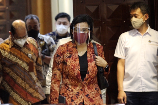 Menteri Keuangan Sri Mulyani Indrawati saat melakukan rapat kerja dengan Komisi XI di di Kompleks Parlemen, Senayan, Jakarta, Kamis (10/6/2021). Dalam rapat kerja yakni pembahasan pagu indikatif Kementerian Keuangan dalam Rancangan Anggaran Pendapatan dan - Image