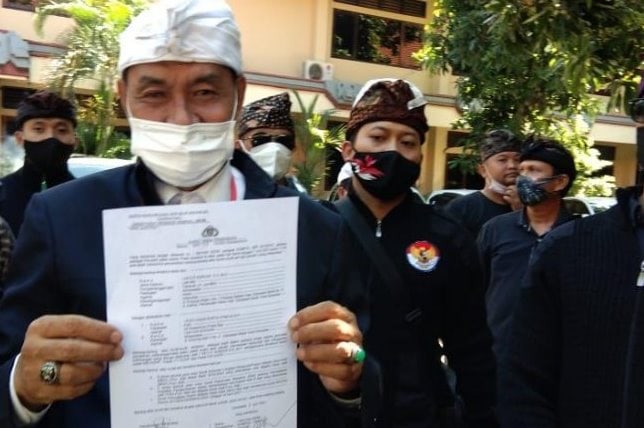 Ketua MKKBN Ketut Nurasa didampingi anggota MKKBN di Polda Bali. Rhisma/Antara - Image