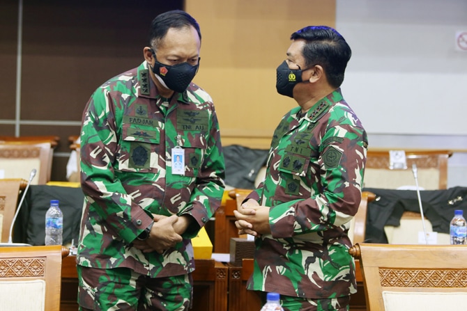 Panglima TNI Marsekal TNI Hadi Tjahjanto bersiap mengikuti rapat kerja dengan Komisi I DPR di Kompleks Parlemen, Senayan, Jakarta, Rabu (2/6/2021). Rapat tersebut beragendakan pembahasan anggaran dan rencana pembelian alat utama sistem persenjataan atau a - Image
