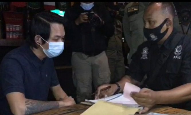 Petugas Satgas Penanganan Covid-19 Kota Bogor memberikan peringatan dan sanksi denda kepada pengelola kafe dan restoran yang melanggar jam operasional buka melampaui pukul 21:00 WIB. Pemkot Bogor/Antara - Image