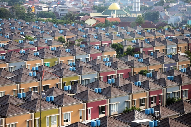 Suasana perumahan di kawasan Gading Serpong, Kelapa Dua, Kabupten Tangerang, Banten, Minggu (13/6/2021). Kementerian Pekerjaan Umum dan Perumahan Rakyat (PUPR) melalui Direktorat Jendral Perumahan mencatat, hingga juni 2021 penyerapan anggarannya telah me - Image