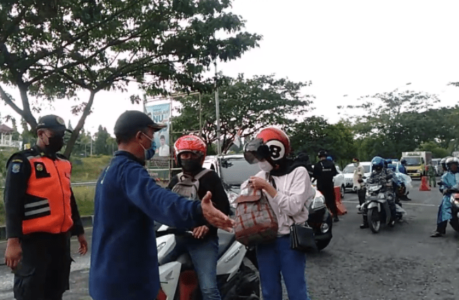 Warga Surabaya yang akan melintasi Jembatan Suramadu melakukan tes swab di pos penyekatan sisi Bangkalan. Rafika Yahya/JawaPos.com - Image