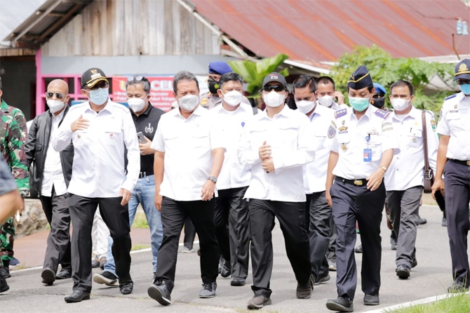 Menteri KKP Sakti Wahyu Trenggono saat mengunjungi PPS Bungus di Kota Padang, Provinsi Sumatera Barat, Rabu (2/6). - Image