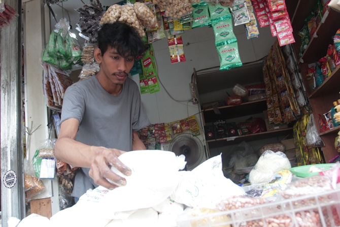 Pedagang sembako menata barang dagangan di Pasar Kebayoran Lama, Jakarta, Rabu (9/6/2021). Pemerintah berencana mengenakan pajak pertambahan nilai (PPN) untuk sembako. Hal itu tertuang dalam draft RUU Perubahan Kelima Atas Undang-undang Nomor 6 Tahun 1983 - Image