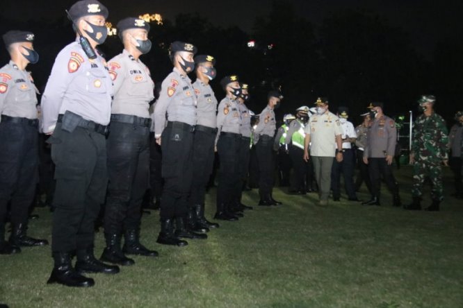 Gubernur DKI Jakarta Anies Baswedan bersama jajaran Forum Koordinasi Pimpinan Daerah (Forkopimda) DKI Jakarta, mengecek kesiapan pasukan dalam apel terkait penanganan Covid-19 di Lapangan Blok S, Jakarta, Minggu (13/6) malam. Humas Pemprov DKI/Antara - Image