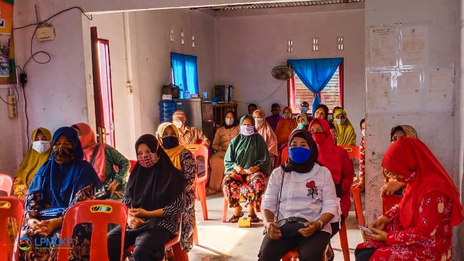 Pendamping Badan Layanan Umum Lembaga Pengelola Modal Usaha Kelautan dan Perikanan (BLU LPMUKP) wilayah Rokan Hilir Riau memberikan sosialisasi tentang permodalan bergulir kepada pelaku usaha mikro dan kecil setempat. (Istimewa) - Image