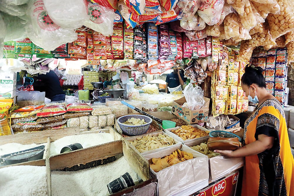 BAKAL TERIMBAS: Pedagang dan pembeli melakukan transaksi di Pasar Kebayoran Lama, Jakarta kemarin (10/6). Rencana pemerintah mengenakan PPN untuk sembako diprediksi memicu kenaikan harga. (SALMAN TOYIBI/JAWA POS) - Image