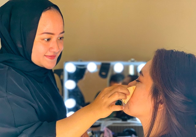 PASTIKAN AMAN: Ummi Cholifah (kiri) mewajibkan diri swab test dua pekan sekali untuk memastikan dirinya bebas Covid-19. (Dimas Nur Apriyanto/Jawa Pos) - Image