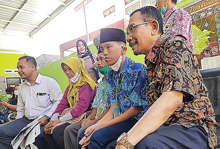 MENGEJAR KEABSAHAN STATUS: Anang Sutomo (dua dari kanan) di PN Kabupaten Kediri (15/6). (DEWI AYU NENGTYAS/JAWA POS RADAR KEDIRI) - Image