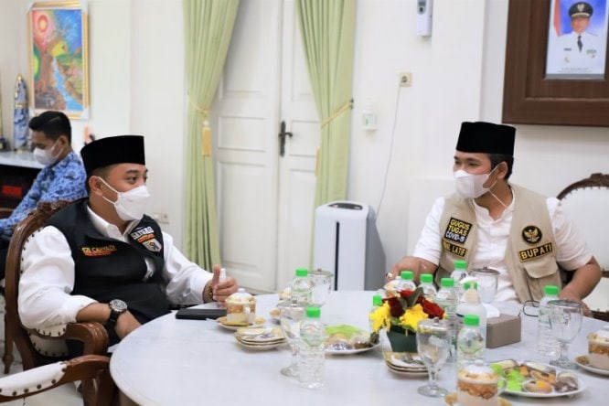 Wali Kota Surabaya Eri Cahyadi menemui Bupati Bangkalan R Abdul Latif Amin Imron di Pendopo Agung, Kabupaten Bangkalan, Jawa Timur, Kamis (17/6), membahas penanggulangan Covid-19 di kedua daerah. Humas Pemkot Surabaya/Antara - Image