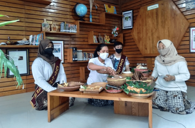 Guru dan murid SMPN 4 Surabaya menikmati nasi dan lele hasil panen dari kebun atap sekolah. Rafika Yahya/JawaPos.com - Image