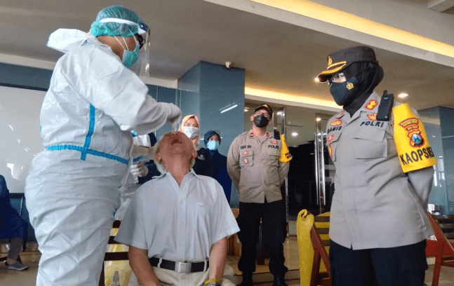 Kapolres Pelabuhan Tanjung Perak AKBP Ganis Setyaningrum meninjau pelaksanaan swab tes di Pasar Atum Mall Rafika Yahya/JawaPos.com - Image