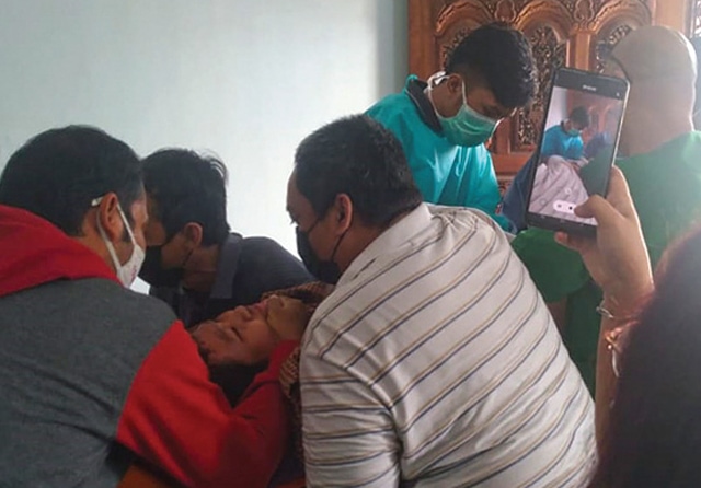TANTANGAN TERSENDIRI: Petugas harus memegangi anak berkebutuhan khusus yang menjalani khitan. (Shabrina/Jawa Pos) - Image