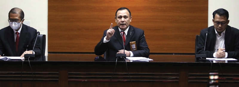 Ketua KPK Firli Bahuri (tengah) dalam jumpa pers di gedung KPK, Jakarta, kemarin. (FEDRIK TARIGAN/JAWA POS) - Image