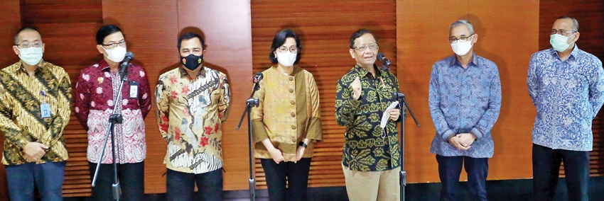 KEJAR ASET: Menko Polhukam Mahfud MD (tiga dari kanan) didampingi Menkeu Sri Mulyani (tengah) memberikan keterangan setelah pelantikan Satgas BLBI di Kemenkeau kemarin. (SALMAN TOYIBI/JAWA POS) - Image