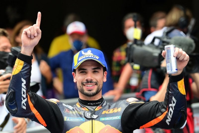 Pebalap tim KTM Miguel Oliveira melakukan selebrasi setelah menjuarai Grand Prix Catalunya, Minggu (6/6/2021) (ANTARA/AFP/Lluis Gene) - Image
