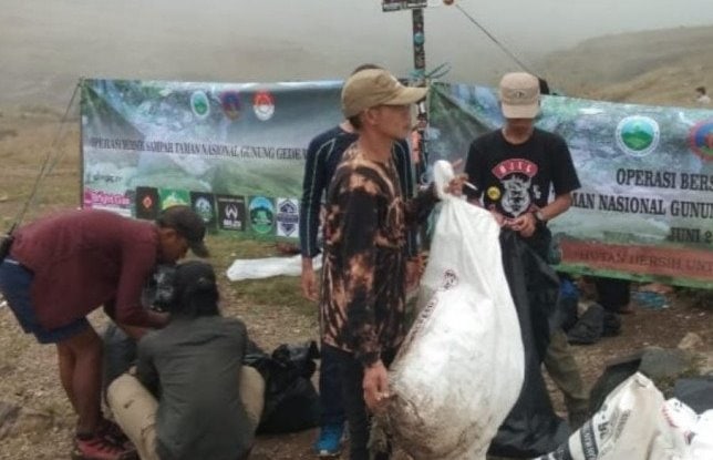 Sukarelawan membersihkan sampah di dua jalur pendakian Gunung Gede-Pangrango di Kabupaten Cianjur, Jawa Barat. Antara - Image