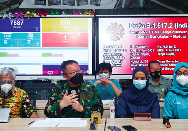 LEBIH CEPAT MENULAR: Penanggung Jawab RS Lapangan Indrapura Laksamana dr I D.G. Nalendra Djaya Iswara (dua dari kiri) bersama tim dokter menjelaskan varian baru Delta B.1.617.2 di RSLI. (Ahmad Khusaini/Jawa Pos) - Image