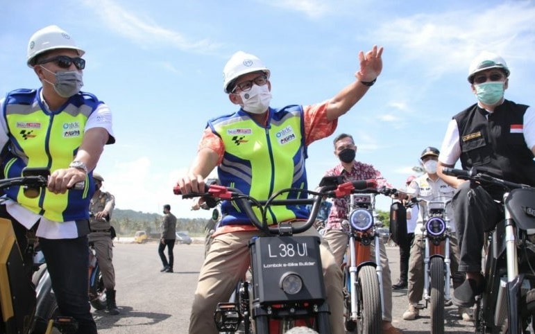 Menteri Pariwisata dan Ekonomi Kreatif, Sandiaga Salahudin Uno didampingi Gubernur Nusa Tenggara Barat (NTB), H Zulkieflimansyah dan Direktur ITDC Abdulbar M Mansoer mengunjungi sirkuit MotoGP Mandalika di Kabupaten Lombok Tengah, Kamis (6/5/2021). (ANTAR - Image