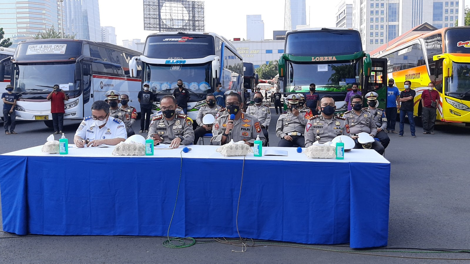 Polda Metro Jaya mengamankan puluhan bus yang melakukan pelanggaran Pemberlakuan Pembatasan Kegiatan Masyarakat (PPKM) Darurat. Credit: istimewa - Image