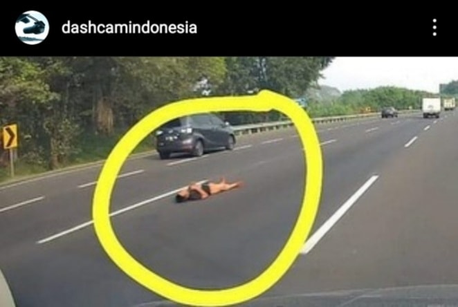 pria nekat rebahan di tengah jalan tol. Istimewa - Image
