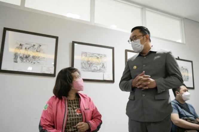 Gubernur Jabar Ridwan Kamil meninjau pelaksanaan vaksinasi Covid-19 berbagai lintas agama di Universitas Muhammadiyah, Kota Bandung, Senin (26/7). Humas Pemprov Jabar/Antara - Image