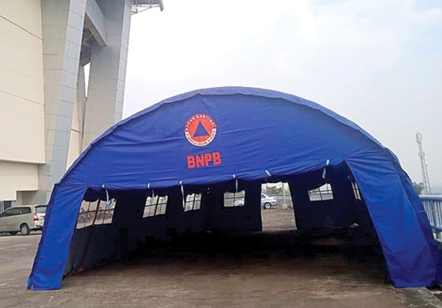 KELEBIHAN PASIEN: Dinas Kesehatan Kabupaten Gresik mendirikan tendah darurat berkapasitas 16 bed di Pondok Rehabilitasi Gejos. (Galih Wicaksono/Jawa Pos) - Image
