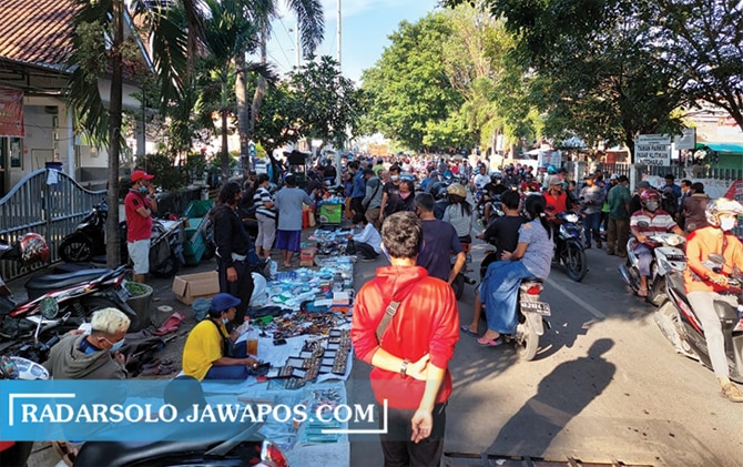 RAMAI: Pedagang Pasar Klitikan nekat berjualan, Minggu (4/7). Pasar Klitikan sudah ditetapkan tutup sementara waktu selama pemberlakuan PPKM Darurat. (A. CHRISTIAN/RADAR SOLO) - Image