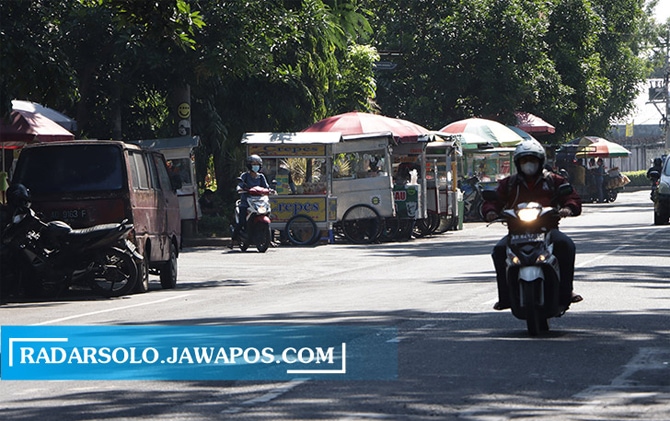 Para pedagang di selter kuliner Manahan turn omzet selama PPKM. (M IHSAN/RADAR SOLO) - Image