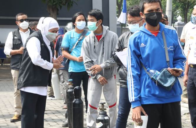Gubernur Jawa Timur Khofifah Indar Parawansa menyapa warga yang akan mengisi ulang tabung oksigen di gerai Refill oksigen gratis. Alfian Rizal/Jawa Pos - Image