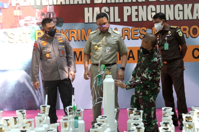 Gubernur DKI Jakarta Anies Baswedan didampingi Kapolda Metro Jaya Irjen Pol Mohammad Fadil Imran, Pangdam Jaya/Jayakarta Mayjen TNI Mulyo Aji saat penyerahan barang bukti tabung oksigen hasil pengungkapan kasus tindak kejahatan di Jakarta, Selasa (27/7/2 - Image