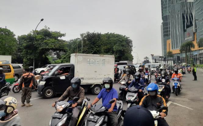 Kemacetan di pintu masuk Surabaya. Rafika Yahya/JawaPos.com - Image