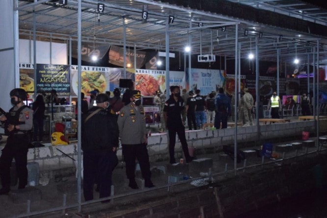 Pelaksanaan operasi yustisi PPKM darurat di Kabupaten Sidoarjo, Jawa Timur, Kamis (8/7) malam. Polresta Sidoarjo/Antara - Image