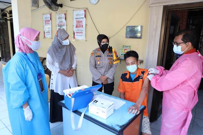 Salah seorang napi mendapatkan vaksin Covid-19 di Polres Pelabuhan Tanjung Perak. Humas Polres Pelabuhan Tanjung Perak - Image