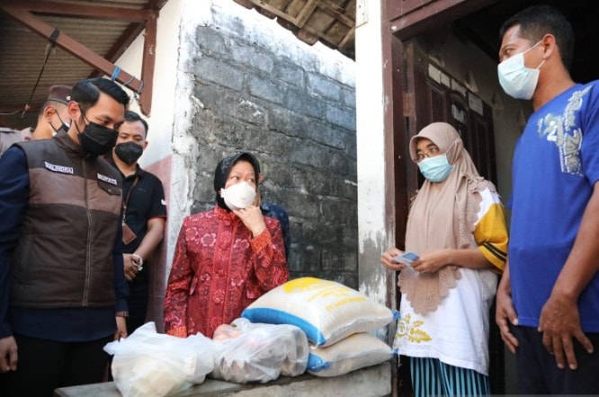 Menteri Sosial Tri Rismaharini memantau penyaluran bantuan sosial dan beras ke penerima manfaat di Kota Tuban, Jawa Timur, Sabtu (24/7). Kemensos/Antara - Image