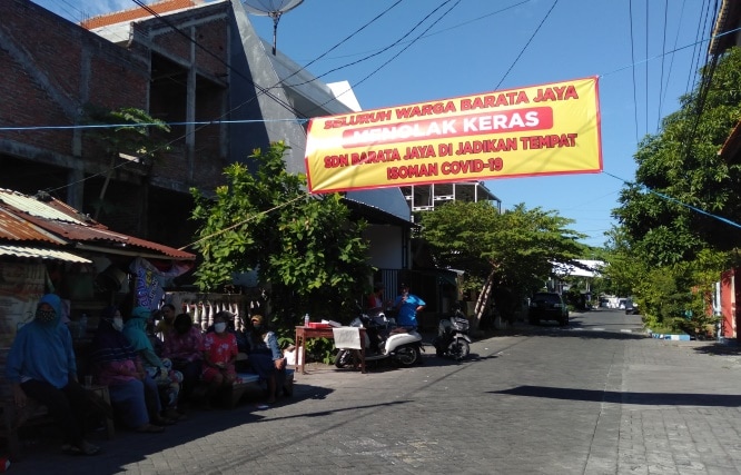 Spanduk penolakan dipasang di depan SDN Barata Jaya oleh warga yang melakukan demonstrasi. Rafika Yahya/JawaPos.com - Image